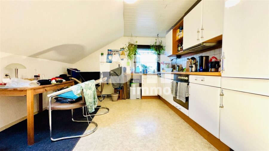 Umfangreich teilsaniertes Dreifamilienhaus mit Garage + PV Anlage und großem Garten - WE3 DG Küche / Einbauküche